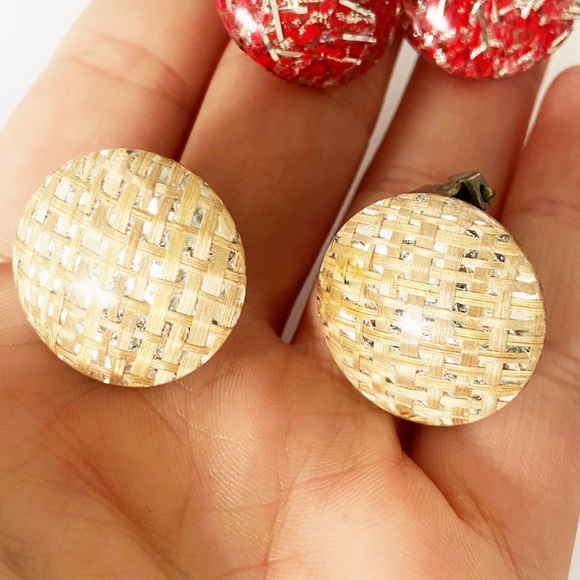 2 pairs of vintage lucite - confetti lucite clip on earrings red and neutral - Picture 6 of 7